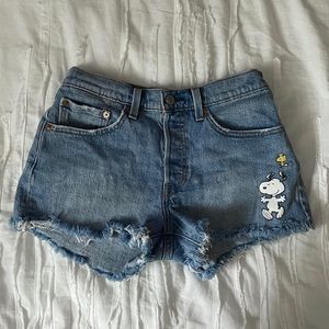 Levi 501 denim shorts
snoopy graphic size 27